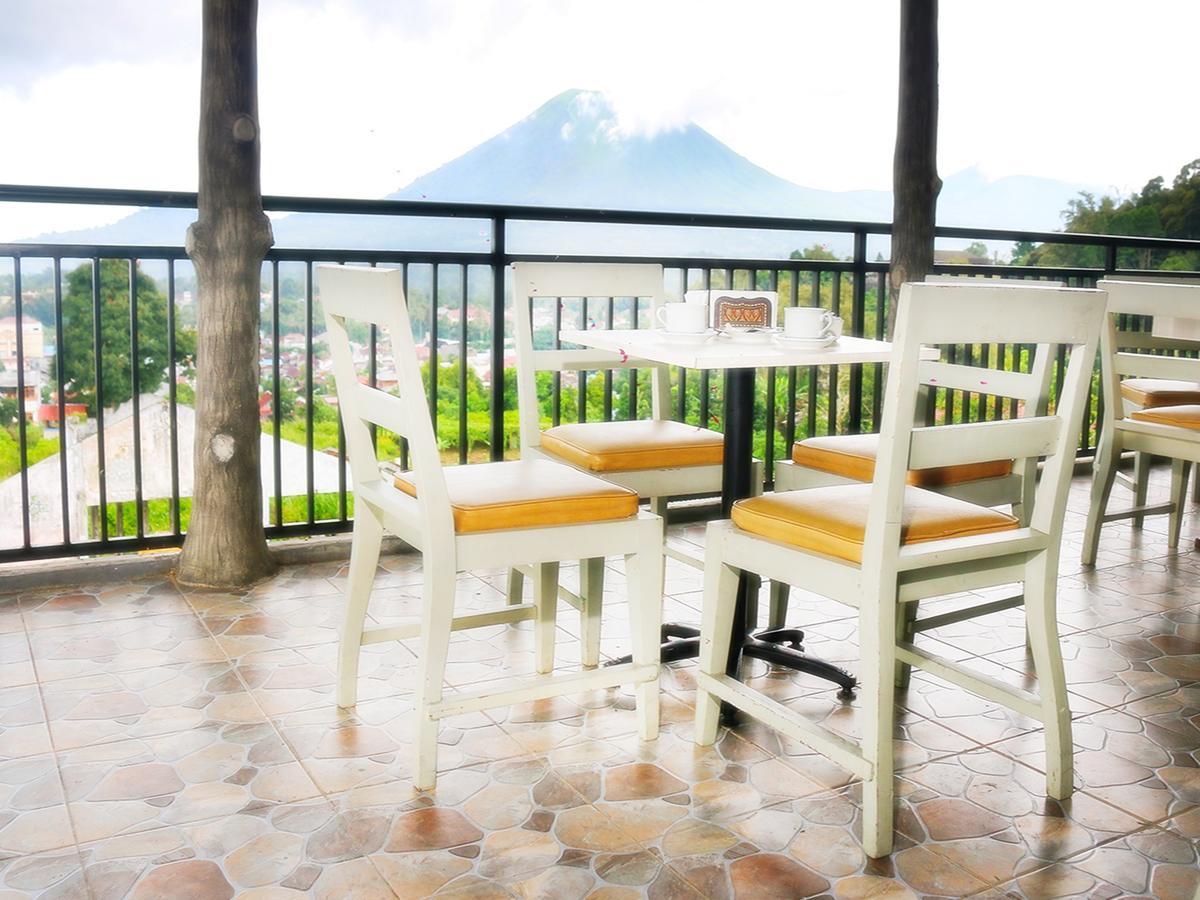 Leos Hotel Tomohon Eksteriør billede