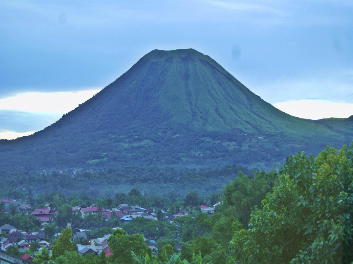 Leos Hotel Tomohon Eksteriør billede