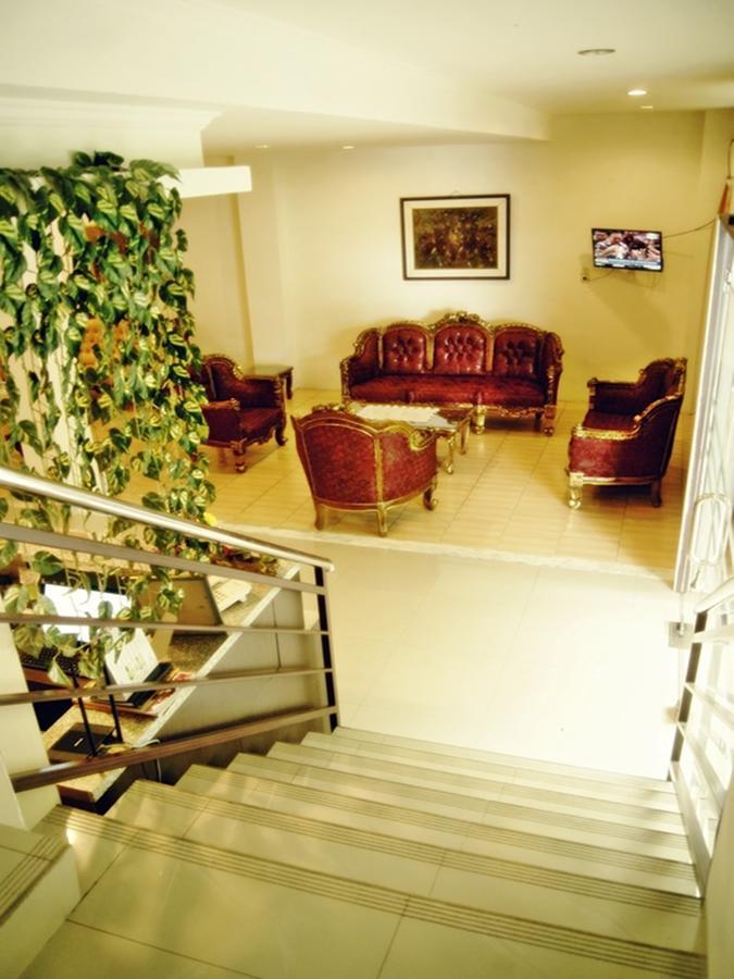 Leos Hotel Tomohon Eksteriør billede