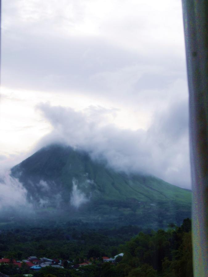 Leos Hotel Tomohon Eksteriør billede